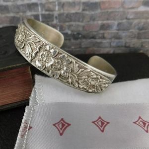 Not selling! ISO forget me not like this in gold.